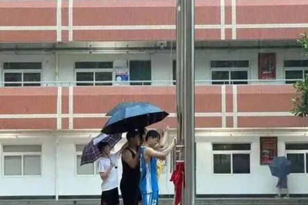 陕西一中学5名学生冒暴雨到操场抢收国旗，这一幕为何会感动众多网友？