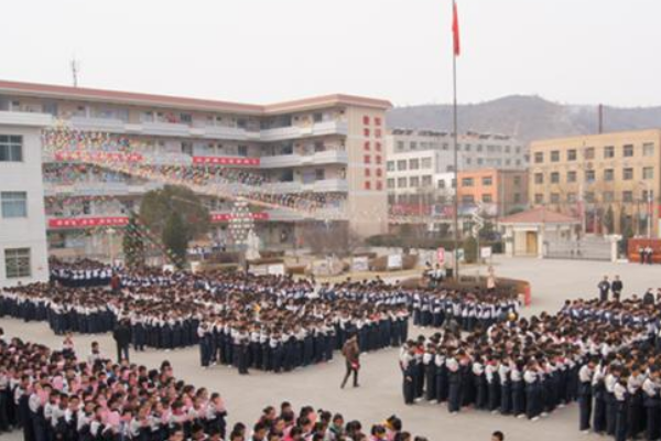 陕西一中学5名学生冒暴雨到操场抢收国旗，这一幕为何会感动众多网友？