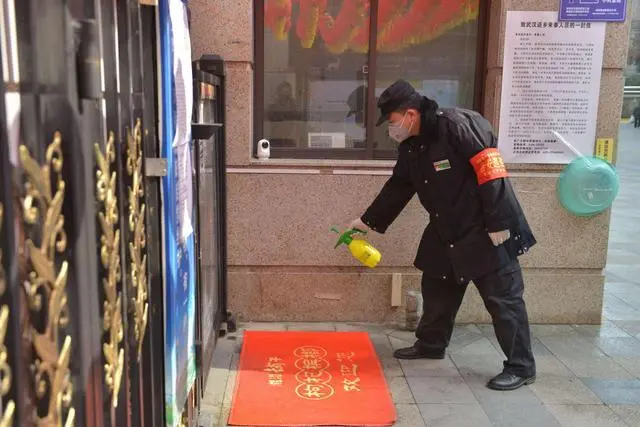 投奔子女的老年父母，漂在北上广做保安和服务员，如何看待他们的选择？