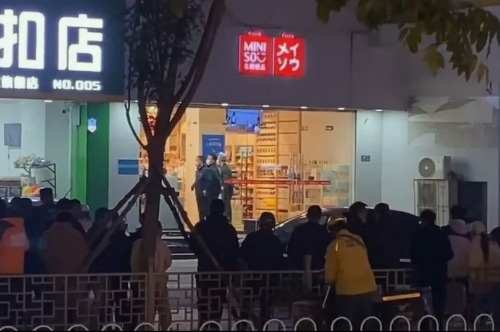 河北保定市一名创优品门店发生劫持人质事件，现场情况如何？