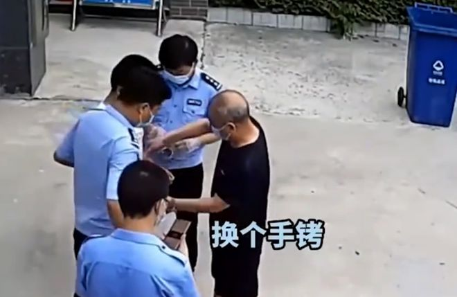 22岁男子刚走出看守所大门，为何会又被戴上手铐？