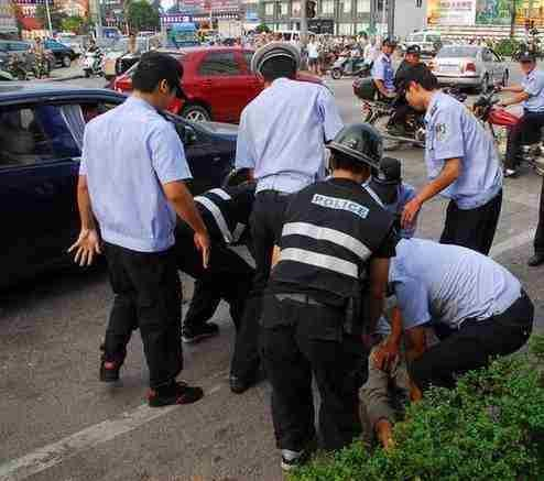 武汉男子驾车袭警后被开枪制服暴力袭警的真正原因是什么？