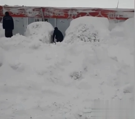 新疆一男子醒来发现被几米高雪困在宿舍，最后是如何得救的？