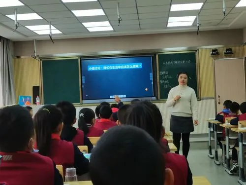 怕耽误孩子学习，新娘回门宴穿旗袍给学生上网课，这一幕让你有何触动？