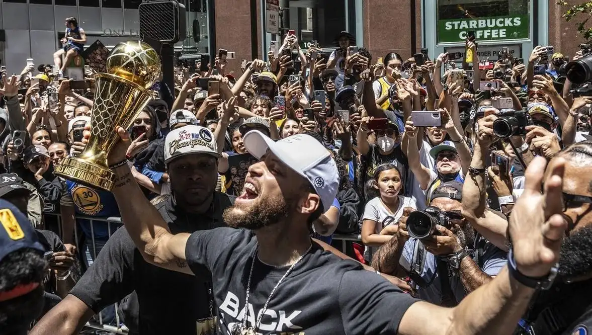 NBA：金州勇士队举行游行庆祝夺冠！为何要举办游行活动？