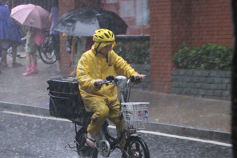 外卖小哥台风天送餐紧抱路边柱子，这种天气为什么还送？