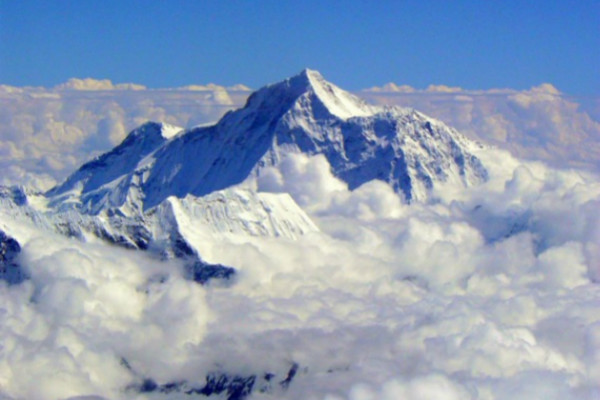 珠穆朗玛峰是最高峰，发生雪崩会变矮吗？