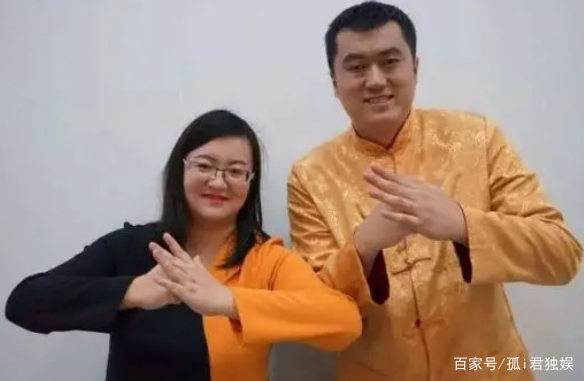 当年在台上呛声郭德纲，提出“公式相声”的博士夫妻，如今过得如何？