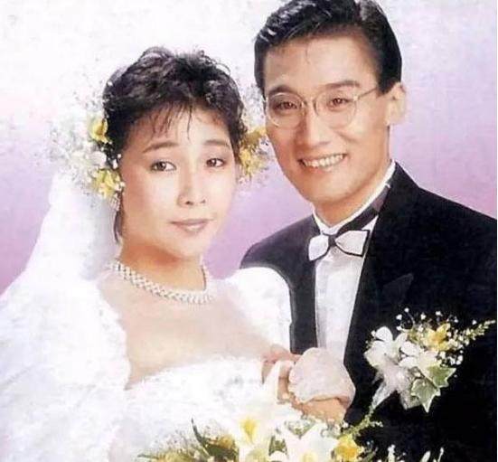 影帝梁家辉的老婆被称为“丑妻”，为何他却一直不离不弃？