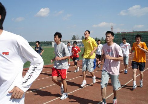 跑操训练导致学生住院，芜湖一中致歉，学生的身体素质为什么这么差呢？