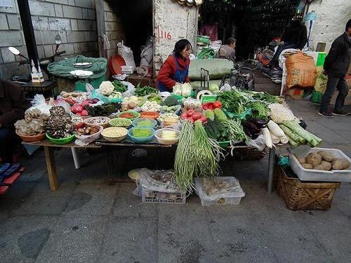 大学生继承父辈菜摊年入百万，这个菜摊为何能卖出如此高的销售额？