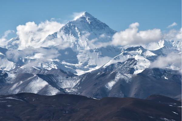 珠穆朗玛峰是最高峰，发生雪崩会变矮吗？