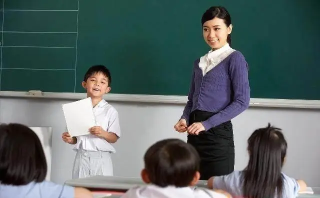 怕耽误孩子学习，新娘回门宴穿旗袍给学生上网课，这一幕让你有何触动？