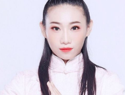 相声女演员王小遒因为一个包袱，直接殴打男演员，王小遒现状如何？