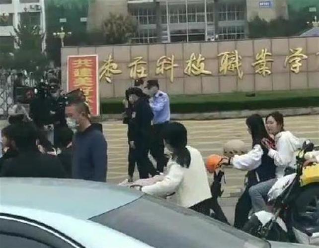 山东警方通报，女学生在校门口遭多名男子群殴，施暴者将被如何处罚？