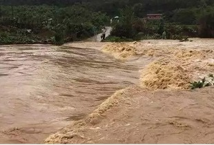 湖北宜昌暴雨引山洪，多车沿山路漂流而下，突发山洪该如何自救？