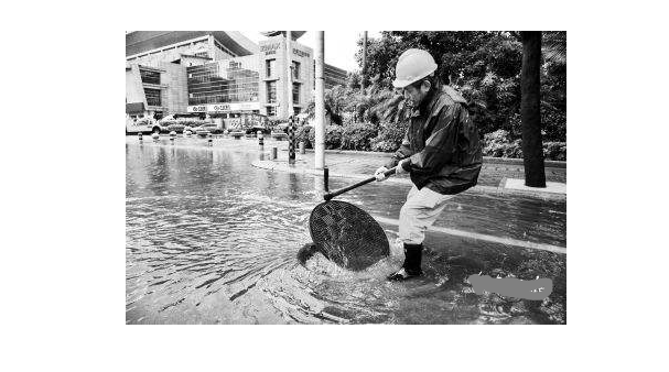 雨水检查井井盖开启方向与行车方向是相同还是相反。