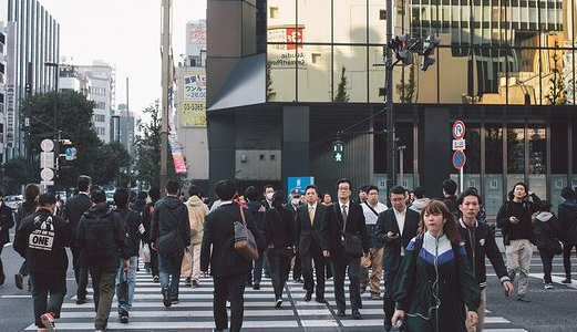 近日，国务院宣布建议试行企业“休眠”制度，那员工的利益谁来保障？