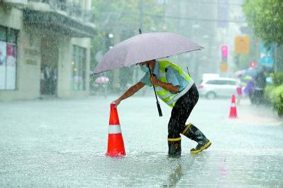 上海遭遇大风暴雨有方舱严重漏雨，有关部门采取了哪些救援措施？