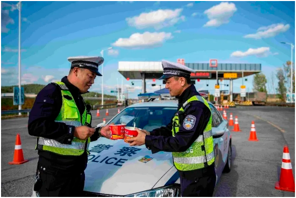 在国庆假期全国有5位交警辅警牺牲，他们是怎么牺牲的？