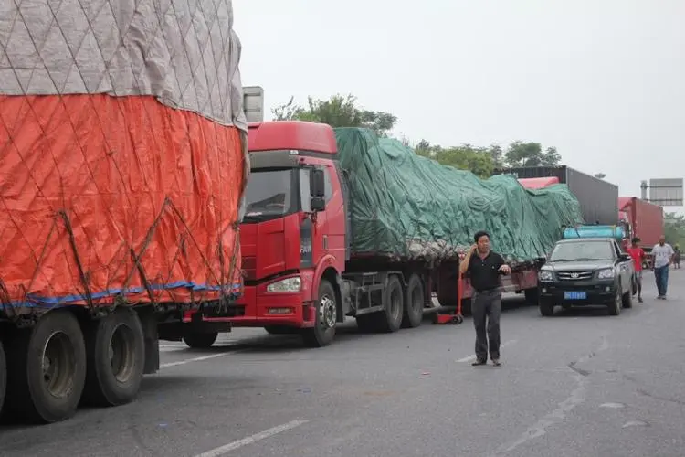 邢台两男子在高速路上洒落6000根螺丝钉，他们为何要这么做？