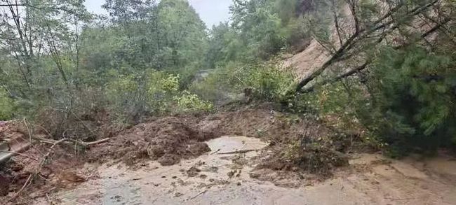 山西遭遇暴雨袭击，一村民50多头猪被落石砸死，山西为何突迎暴雨？