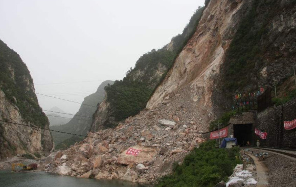 裂缝面与山坡方向时，更容易发生山体崩塌吗？