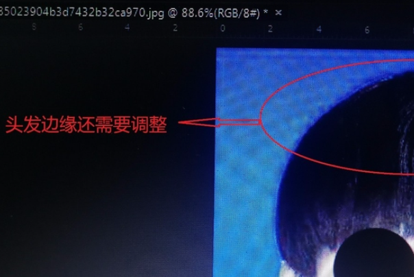 用photoshop将红底照片变成蓝底,头发边缘应如何处理?