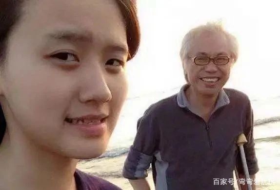 7年前爷孙恋轰动一时，7年后女孩儿林靖恩已无纯真笑容，发生了什么？