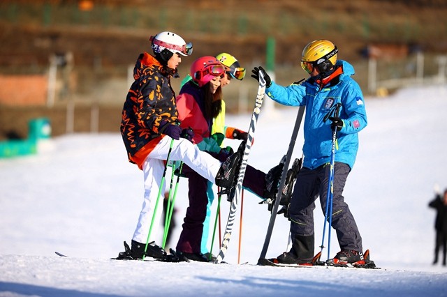 北京南山滑雪场怎么去？有直达的班车吗？今年什么时候开呢？