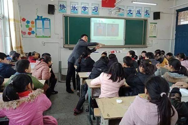 如何客观公正地评价每位学生的学业成就表现？